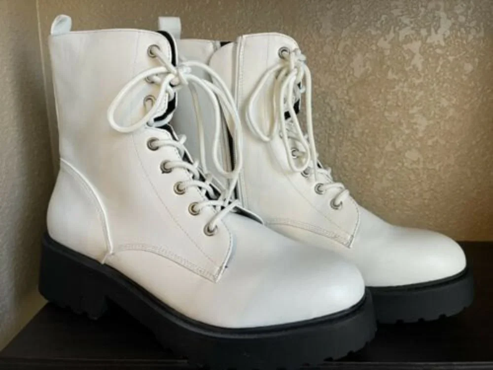 R2 Stomrie White Boots Shoes Womens Size 9.5 NEW With 2 in. Heels White Laces - Picture 1 of 7